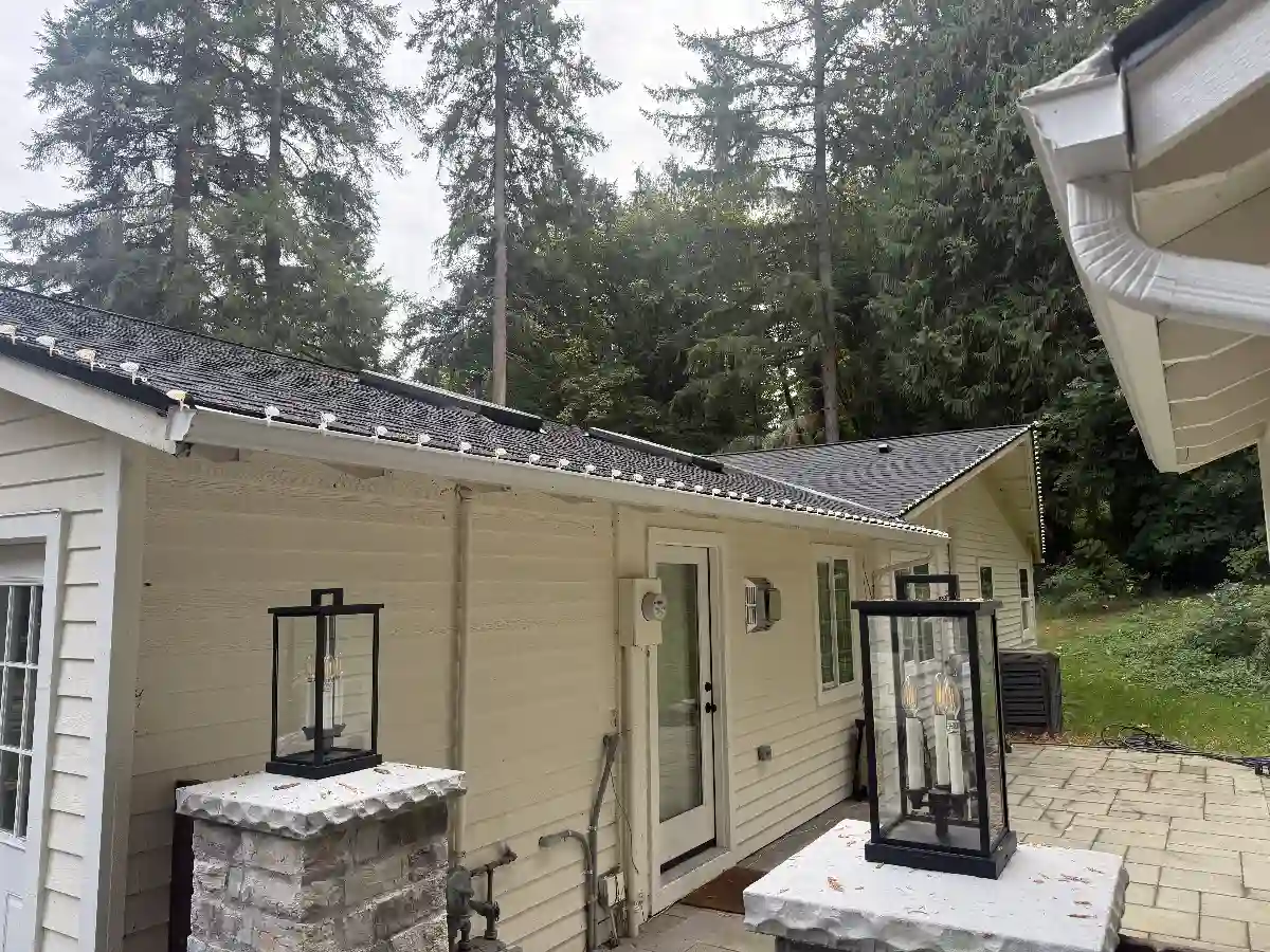 Redmond WA Christmas Light installation on modern home roofline