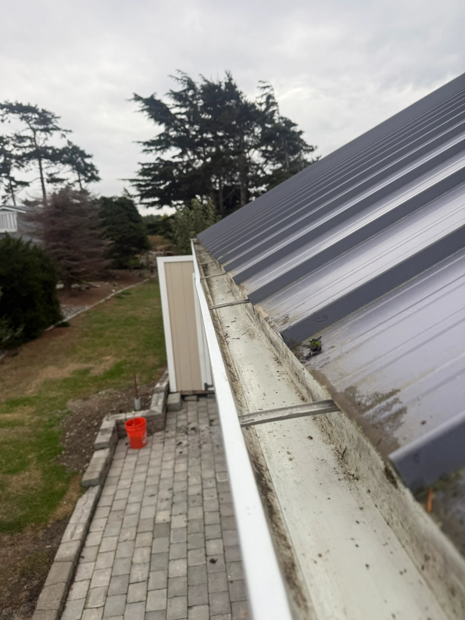 Clear gutter channel after service in Sammamish