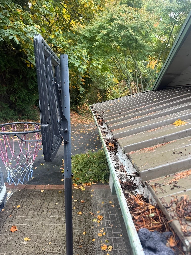 Sagging Bellevue gutter before hanger replacement